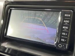 【バックカメラ】駐車時に後方がリアルタイム映像で確認できます。大型商業施設や立体駐車場での駐車時や、夜間のバック時に大活躍！運転スキルに関わらず、今や必須となった装備のひとつです！