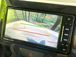 【バックカメラ】駐車時に後方がリアルタイム映像で確認できます。大型商業施設や立体駐車場での駐車時や、夜間のバック時に大活躍！運転スキルに関わらず、今や必須となった装備のひとつです！