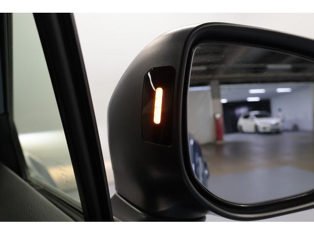 左右の後方から車やオートバイが近づいてくるとミラーの内側が光りドライバーに注意喚起をしてくれます。