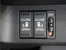 【パワースライドドア】が装備されています。挟み込み防止装置により、お子さまの乗り降りも安心です。車外・車内のドアハンドルからはもちろん、運転席スイッチやリモコンキーからも開閉操作が可能で便利です。