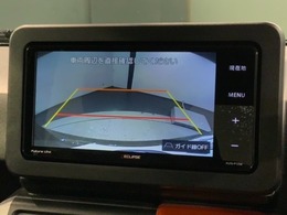 リバースギアに入れるだけで後方の表示へ切り替わります。夜間や雨の日の駐車も楽になりますよ。