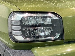 LEDヘッドライトは、点灯の瞬間から最大光量を発揮し、突然暗くなるトンネルなどでの安定感を高めます。