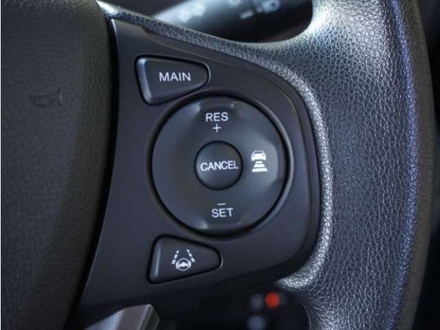 【アダプティブクルーズコントロール】予め設定した車速内でクルマが自動的に加減速。前走車との適切な車間距離を維持しながら追従走行します。【LKAS】車線維持支援システムでステアリング操作を支援。