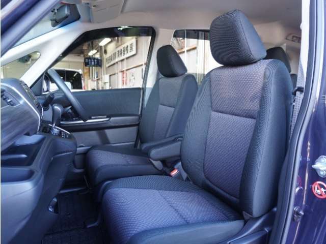 大きな座面と包み込むような背もたれがドライバーの体全体をしっかり支えます。長距離やコーナーの多い道でも楽チン！
