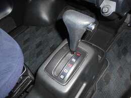 ★フロアシフトを搭載しています♪またポイント5鈴鹿店では愛車に傷・ヘコミがついてしまった際の板金・デント修理も行っています♪お困りの際はフリーダイヤル　0078-6002-706736　をご利用下さい