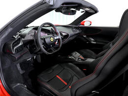 このSF90 Spiderは、伝統と最先端テクノロジーが融合したハイブリッド・スーパースポーツ。