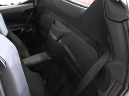 ボンネットの下には、4.0リッターV8ツインターボエンジンと3基の電気モーターを搭載。