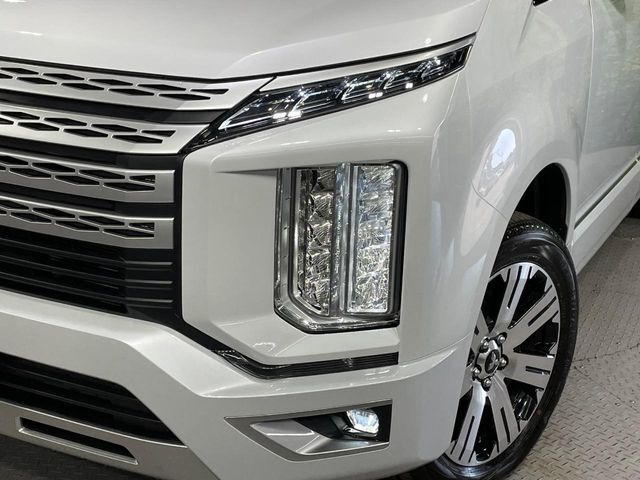 【LEDヘッドライト】悪天候や夜間走行時も良好な視界を確保し安心して運転できる高輝度LEDヘッドライトを装備！点灯速度が早く、消費電力も抑えられています。