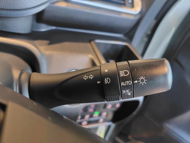 オートライトシステム搭載で暗くなると自動でヘッドライトが点灯します。