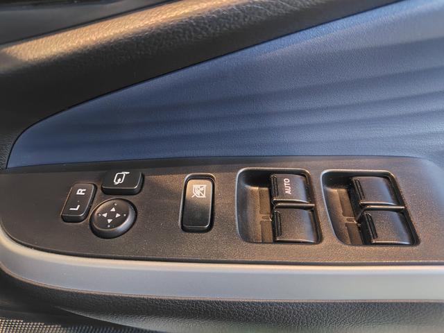 パワーウィンドウ、電動ミラー装備です。