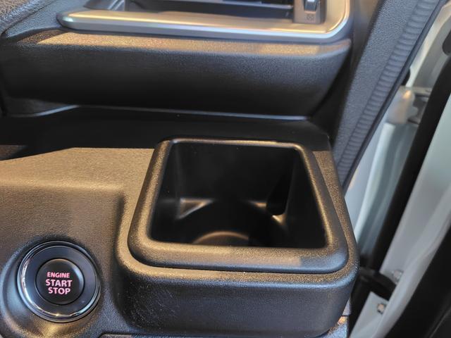 運転席のドリンクホルダーです。