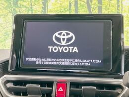 【純正9型ナビ】人気の純正ナビを装備しております。ナビの使いやすさはもちろん、オーディオ機能も充実！キャンプや旅行はもちろん、通勤や買い物など普段のドライブも楽しくなるはず♪