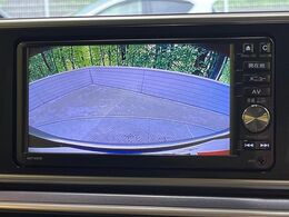 【バックカメラ】駐車時に後方がリアルタイム映像で確認できます。大型商業施設や立体駐車場での駐車時や、夜間のバック時に大活躍！運転スキルに関わらず、今や必須となった装備のひとつです！
