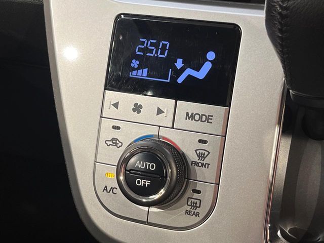 【オートエアコン】一度お好みの温度に設定すれば、車内の温度を検知し風量や温度を自動で調整。暑い…寒い…と何度もスイッチ操作をする必要はありません。快適な車内空間には必須の機能ですね♪