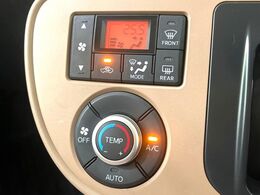【オートエアコン】一度お好みの温度に設定すれば、車内の温度を検知し風量や温度を自動で調整。暑い…寒い…と何度もスイッチ操作をする必要はありません。快適な車内空間には必須の機能ですね♪