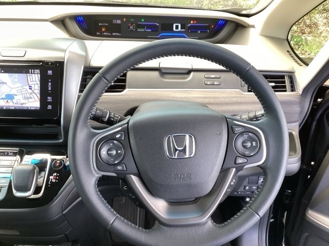 本革ハンドルの右側にあるボタンが高速クルーズコントロールです。アクセルペダルを踏まずに設定速度をキープ。高速道路でのドライブがラクに。また、左にオーディオリモコンスイッチがあります。