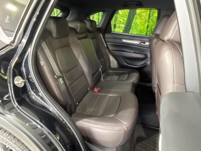 後部座席も気になるようなキズ・汚れやへたり等、大きなダメージはなく、良好な状態です。