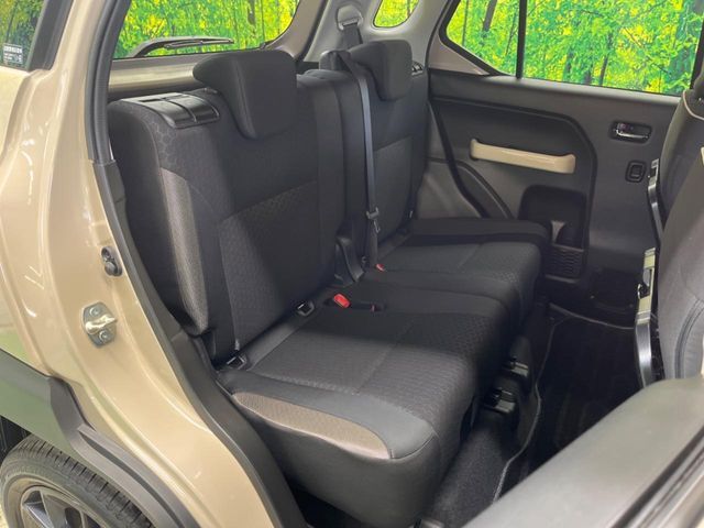 後部座席も気になるようなキズ・汚れやへたり等、大きなダメージはなく、良好な状態です。