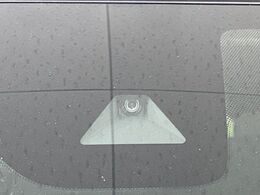 【エマージェンシーブレーキ】走行中に前方の車両等を認識し、衝突しそうな時は警報とブレーキで衝突回避と被害軽減をアシスト。より安全にドライブをお楽しみいただけます。