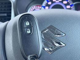 【キーレススタートシステム】カバンやポケットに入れたままでもドアの施錠・解錠が可能なスマートキーを装備。エンジンのオン・オフ時もカギを取り出す必要が無いからとっても便利です♪