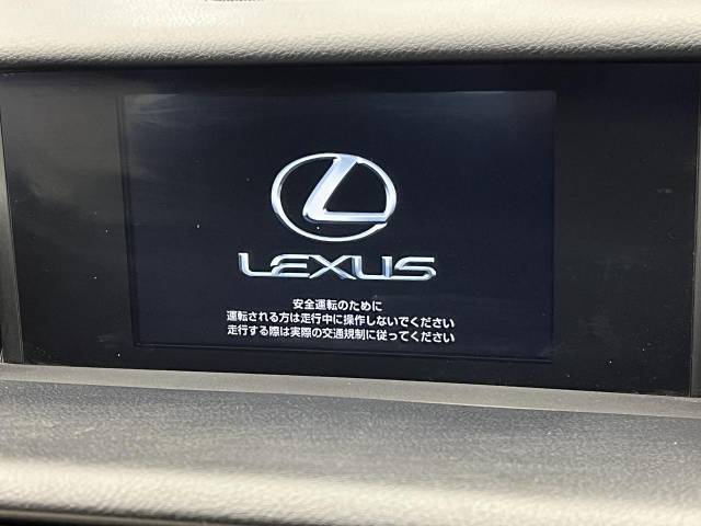 【メーカー純正ナビ】インテリアに溶け込むスタイリッシュな「専用設計」メーカーナビを装備♪視認性や操作性など基本性能にも優れ、より上質なカーライフをお楽しみいただけます。