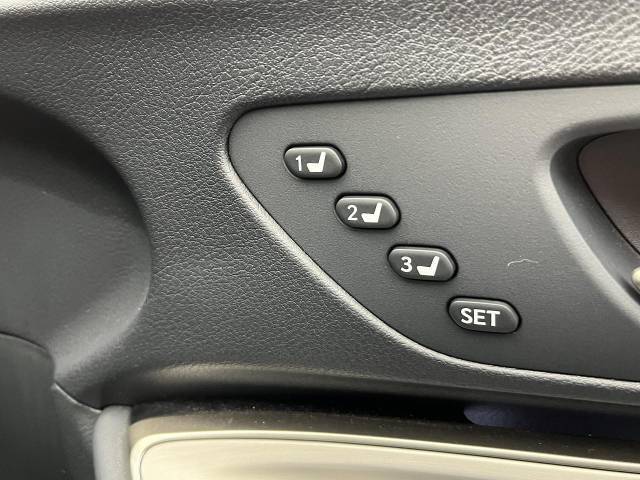 【メモリー機能付きパワーシート】ドライバーごとに設定したシート位置を記憶して、ボタン一つで切り替えできる便利な機能！運転する方が複数名いらっしゃるご家庭におすすめです♪