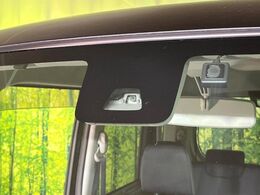 【スマートアシスト】走行中に前方の車両等を認識し、衝突しそうな時は警報とブレーキで衝突回避と被害軽減をアシスト。より安全にドライブをお楽しみいただけます。