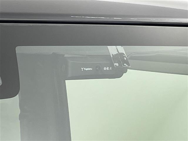 【ドライブレコーダー】映像・音声などの運転中の記録を残します。事故などを起こした起こされた時の証拠になりえますので、もしも時でも安心ですね。