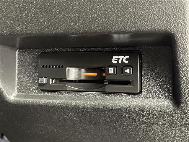 【ETC】有料道路を利用する際に料金所で停止することなく通過できる、ETC車載器（ノンストップ自動料金収受システム機器）が装備されています。セットアップを行うことで利用可能になります。