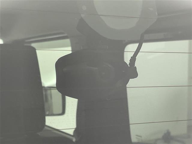 【ドライブレコーダー】映像・音声などの運転中の記録を残します。事故などを起こした起こされた時の証拠になりえますので、もしも時でも安心ですね。