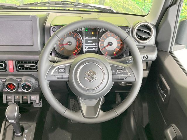 インテリアに合わせたデザインのステアリングは、運転される方のことも考え、運転しやすい形状、大きさです。是非一度、実際に触ってお確かめください。
