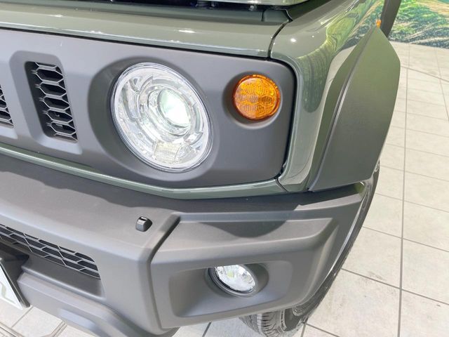 【LEDヘッドライト】悪天候や夜間走行時も良好な視界を確保し安心して運転できる高輝度LEDヘッドライトを装備！点灯速度が早く、消費電力も抑えられています。
