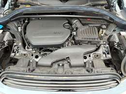 エンジンルームは前オーナー様の丁寧な使用感を感じられる状態です。オイルの滲みや漏れ等は当然なく、お渡し前にもしっかりとした点検整備を実施致します。