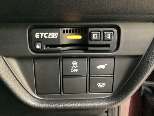 Hondaセンシング用の、VSA（ABS＋TCS＋横滑り抑制）解除スイッチなどはハンドルの右側に装備しています。その上にETC2.0がついています。高速道路の料金所の通過も楽々です。