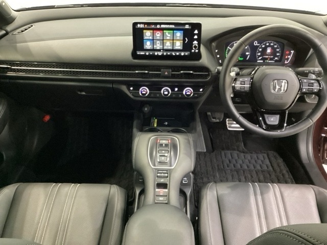 車内は光触媒抗菌消臭施工済です。インパネ周りはスタイリッシュなデザインで機能や装備も充実しています。グローブボックスやカップホルダーのほかにトレーなどたくさんの収納スペースが付いています。