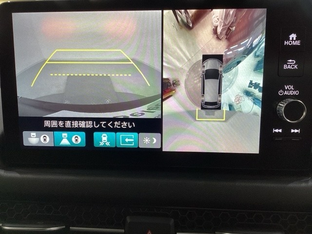 マルチビューカメラシステム搭載車です。お車の周囲を全方位でカバーします。後方・前方・両脇と、コンディションが悪い視界でもカラーモニターに映し出した映像がドライバーをサポートします。