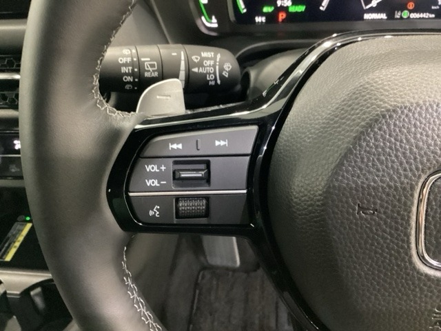 ステアリングスイッチはオーディオのボリュームなどの操作スイッチの他に、レフトセレクターホイールを装備。中央部を指先で上下に動かすことで、マルチインフォメーション・ディスプレーの各表示が確認できます。
