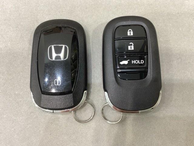 スマートキーを装備しています。鍵を差し込むことなくドアロックの開け閉めと、スタートボタン操作でのエンジンスタートができます。ボタン操作でトランクが開けられる電動テールゲートのボタンもついています。