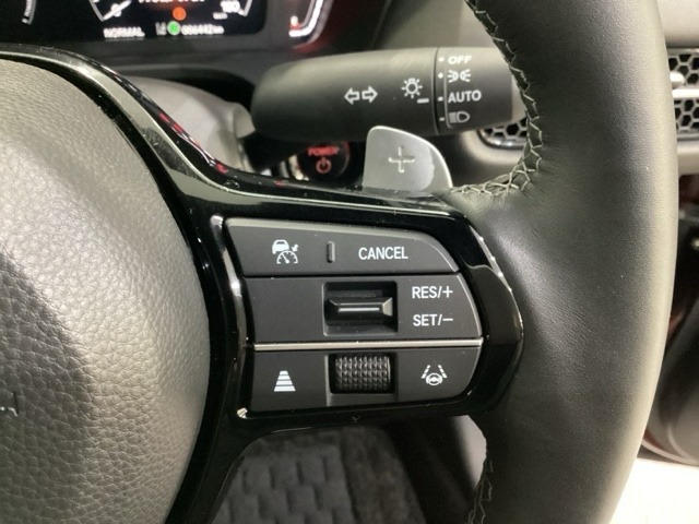 右側のステアリングスイッチはHondaセンシング系のスイッチ他にセレクターホイールを装備。スピードメーター内・マルチインフォメーション・ディスプレーの各表示が確認できます。