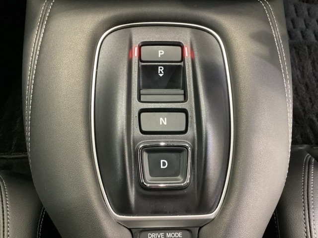 「e:HEV」は、モーター走行を中心にしながら電気エネルギーやエンジン動力を最も効率よく使い分けることができる賢いハイブリッドシステムです。シフトはエレクトリックギアセレクターになっています。