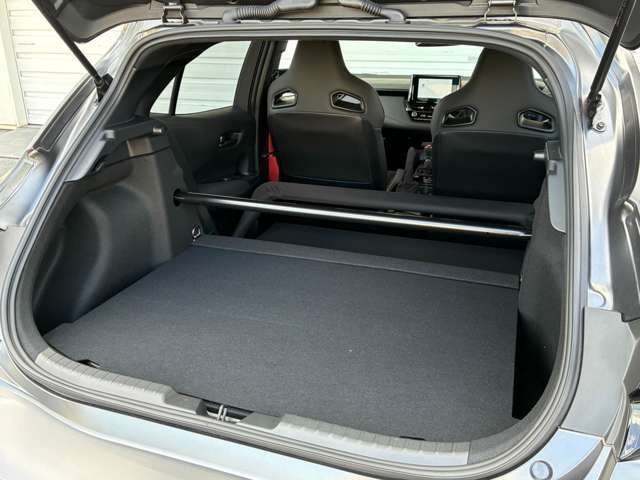 トランクを開けて荷物を入れる。ご体感ください。