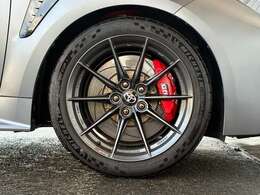 【ホイールコート】ホイールに汚れをつきにくくして、汚れても水洗いで落とせます。ホイールの汚れやサビ、ブレーキダストなどをクリーニングした上でコーティングします。