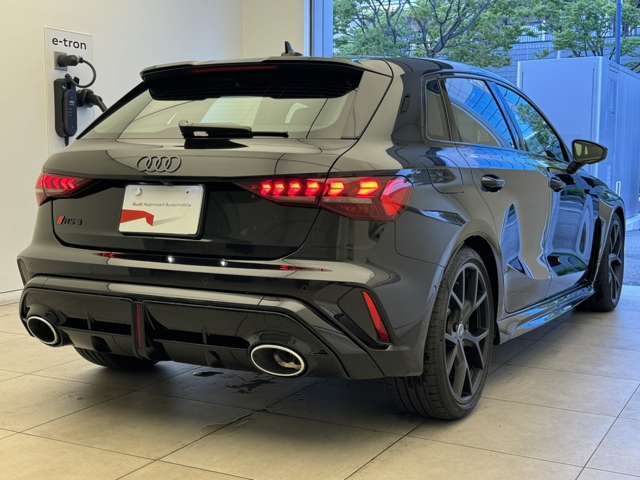 当店ではAudiの定める100項目に及ぶ納車前の法定点検整備を無料で実施後、ご納車しております。また、認定中古車の保証期間は販売会社によって異なりますが、当店では1年間の長期保証を無償付帯しております。