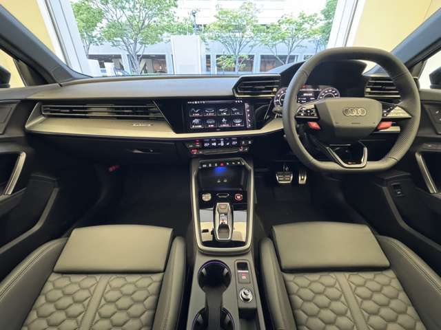 認定中古車低金利をご利用も可能となります、車種、年数、プランにて金利は変動致しますが、ローンシュミレーション作成も可能となりますので、お気軽にお申し付け下さいませ。※フリーダイヤル：0078-6002-980423