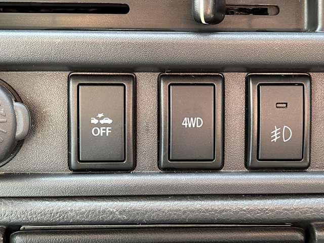 誤発進抑制機能ON/OFFスイッチです♪2WD/4WD切り替えスイッチも付いてます！！