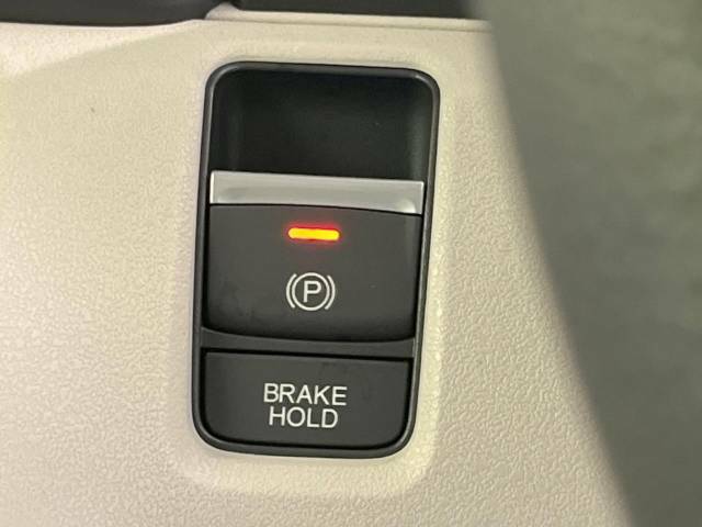 【電動パーキングブレーキ】パーキングブレーキは便利な電動式！ボタン一つで操作でき、アクセルを踏めば自動で解除されます。レバーやペダルが無いので運転席廻りもすっきりしますね！