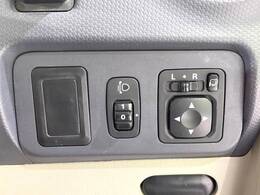 【電動格納ミラー】サイドミラーは電動格納式となっており、狭い駐車場でもキズがつくリスクを抑えられます。