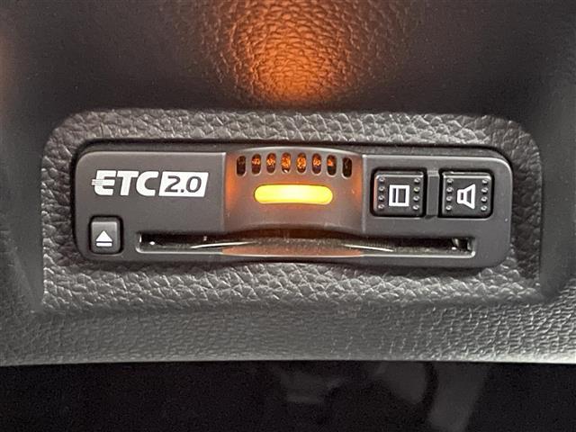 【ETC2.0（DSRC/ITSスポット）】ETCカードを挿入すれば料金所はノンストップで通過できます。ETC限定の割引や、高速道路の情報提供サービスを利用できます。