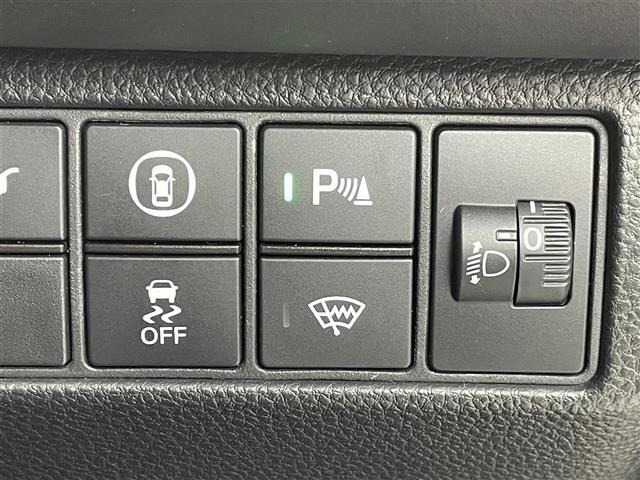 【レーンディパーチャーアラート（LDA）】クルマが車線または走路から逸脱する可能性がある場合に、ブザーまたはハンドルの振動により注意をうながします。機能には限界があるためご注意ください。