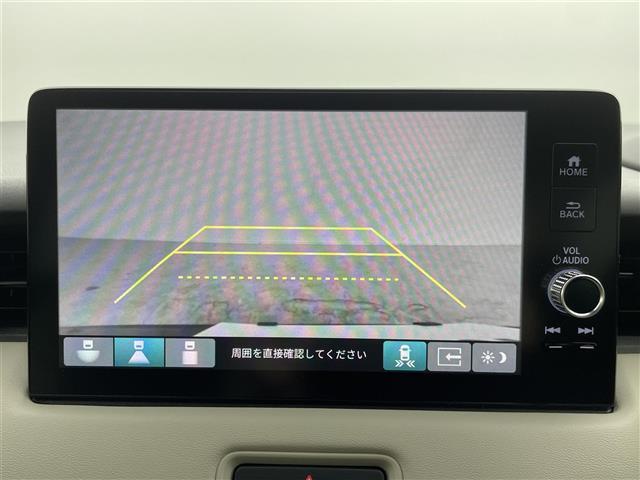 【バックモニター】後ろのカメラの映像がモニターに映し出されるので、後方の見えない死角や、障害物との距離感などもしっかり安全確認することができます！